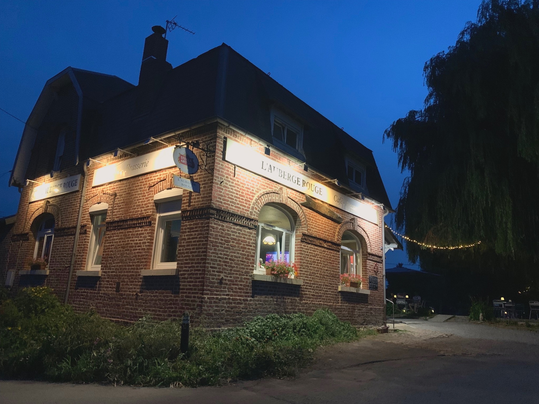 L'Auberge Rouge de nuit - façade illuminée